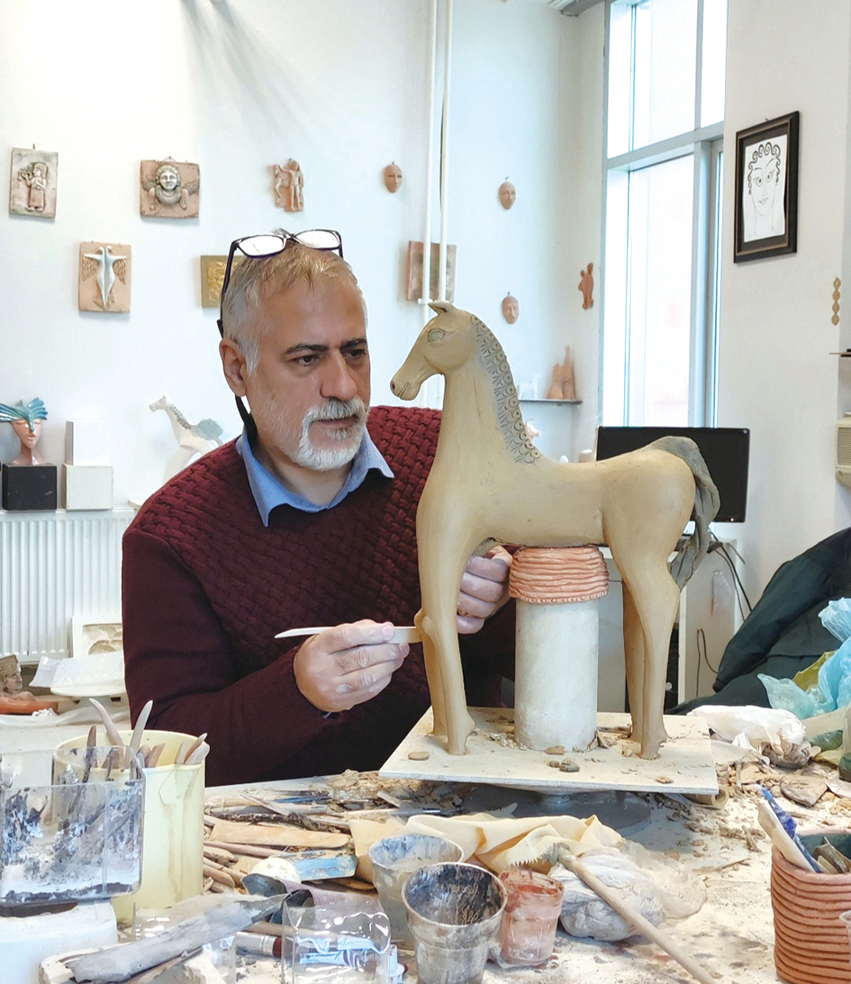 In the 11th China Changchun International Ceramics Symposium Appreciation of Works by Turkish Ceramist Mehmet ?elik——Horse, Horse IV(圖文)